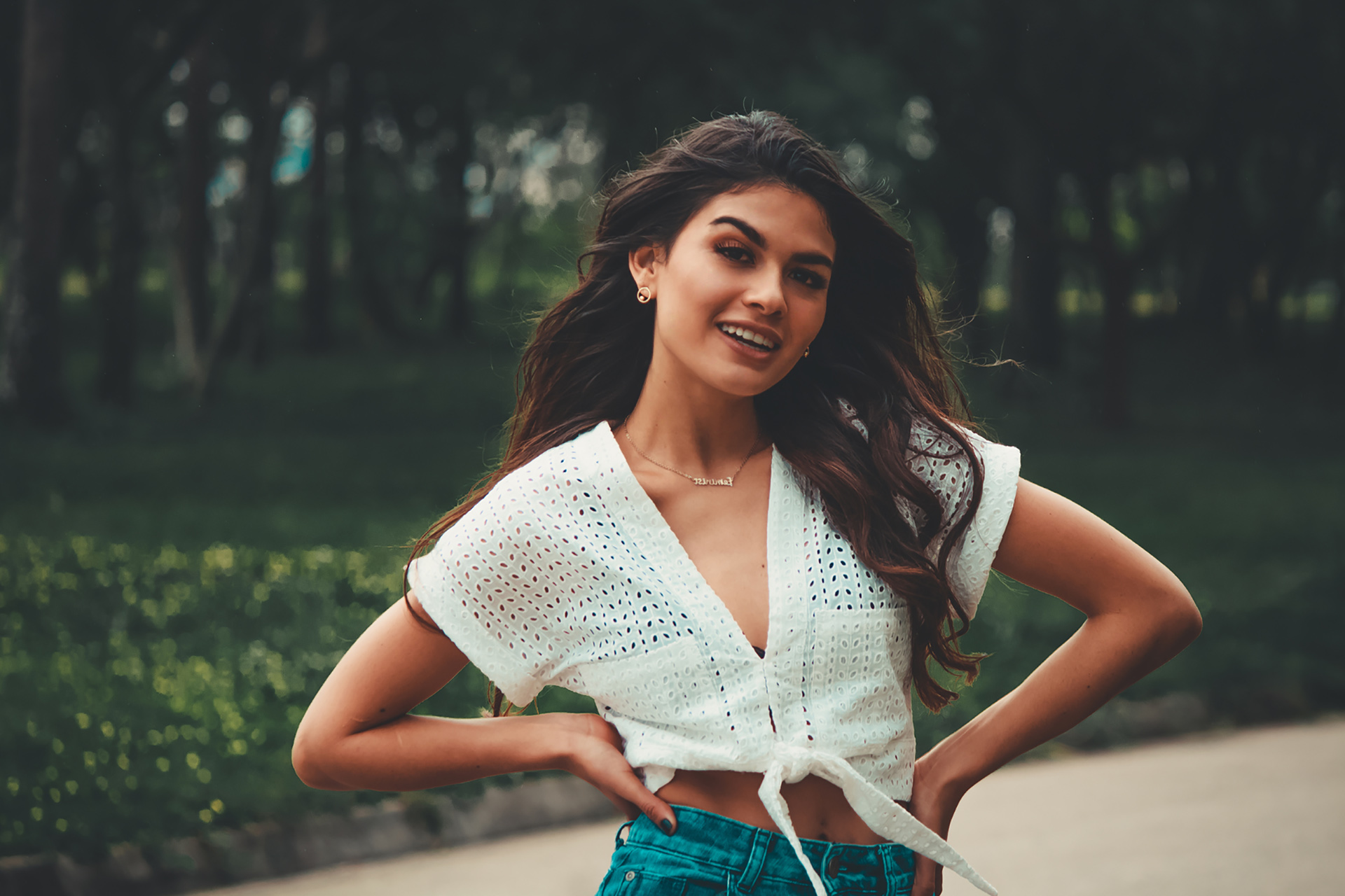 girl-white-photograph-beauty-lady-green-1584543-pxhere.com